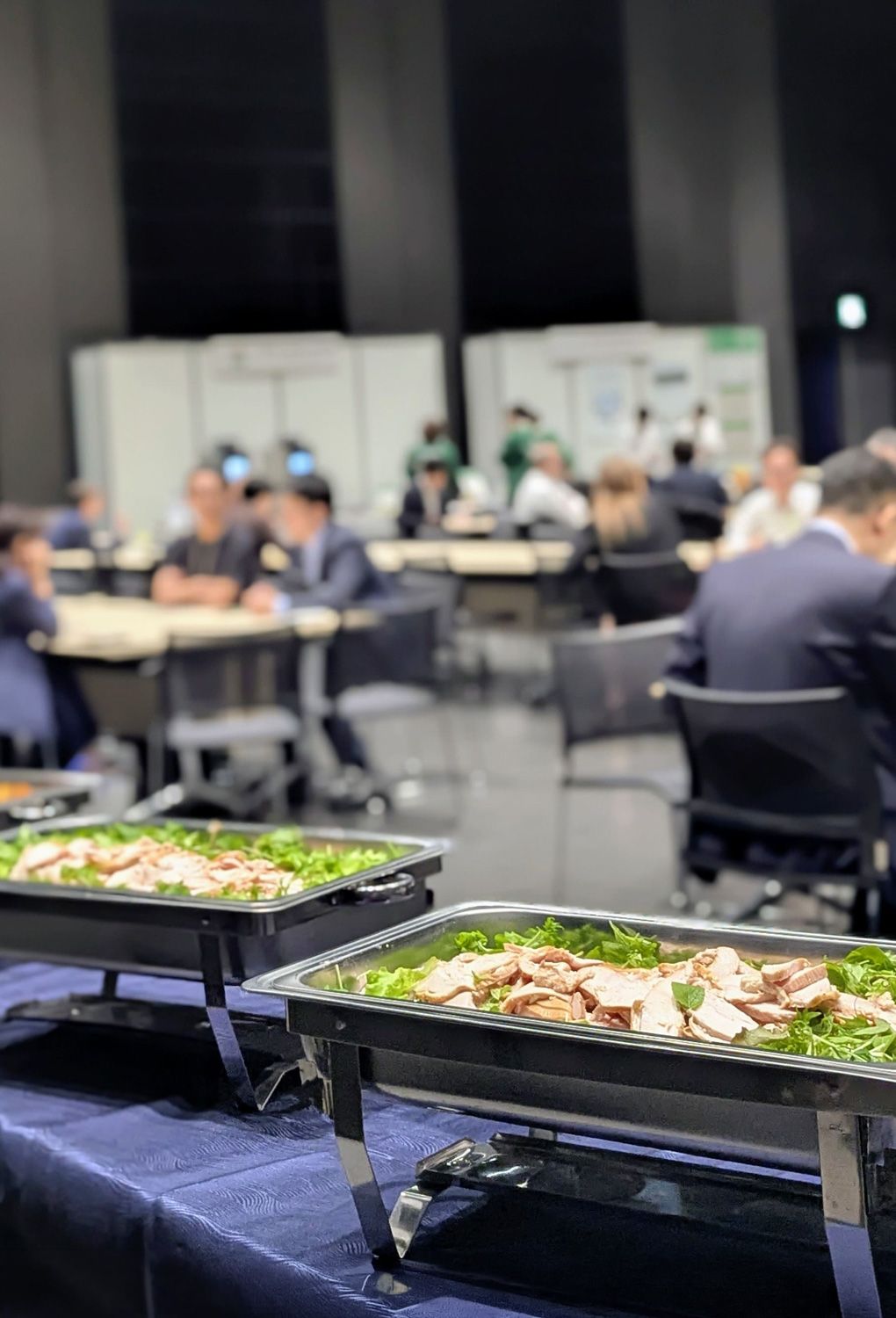 懇親会場に並ぶケータリング料理